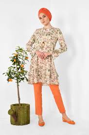 Etek Ucu Ve Kollari Firfirli Kadin Tesettur Tunik Alvina Tunik Bej Etek Mankenler