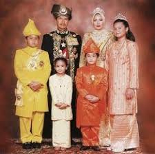 The marriage was a heavily guarded secret and was only leaked very much later to the press by one of the guests. 50 Royalti Ideas Malaysia Brunei Baju Kahwin