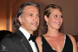 Tu as tout dit, je suis super contente de vous présenter ma ligne de sauces. Paul Belmondo Femme Shelley Jones
