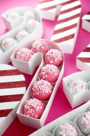 Make This Diy Candy Cane Treat Box For Sweet Treat Gifting Selbstgemachtes Weihnachten Hausgemachte Weihnachtsgeschenke Und Pralinen Verpackung Basteln