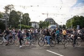 Derived from nuclear physics, critical mass is a term used to represent the smallest mass of material that can sustain a nuclear reaction at a constant level. Critical Mass Zurich Wachstum Wird Fur Aktivisten Zum Problem