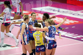 Alunos divididos em duas equipes, uma de cada lada do quadra de vôlei. Com 47 Pontos De Egonu Conegliano Vence A 62Âª Seguida Web Volei