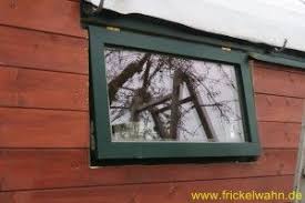 Bevor Die Isolierglasscheibe Endgultig Eingesetzt Wird Bekommt Der Rahmen Naturlich Einen Anstrich Nachdem Der Anstrich In 2020 Fenster Bauen Fenster Garagenwohnungen