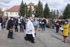 Nie pójdziesz tradycyjnie ze święconką do kościoła, ale możesz pobłogosławić święconkę samodzielnie w domu w niedzielę wielkanocną, wypowiadając tekst modlitwy. Rmhfn9x5elbmem