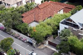 Singapore — lawyer kwa kim li, a cousin of singapore's prime minister lee hsien loong, has been referred to a disciplinary tribunal over complaints regarding her conduct in the preparation of the late lee kuan yew's will. New Chapter In Bitter Lee Family Dispute In Singapore