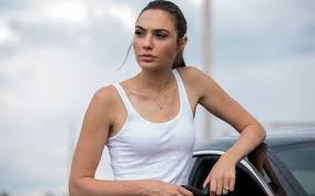 She was born in rosh ha'ayin, israel. Herunterladen Hintergrundbild Keeping Up With The Joneses Spionage Thriller Komodie Gal Gadot Natalie Jones Fur Desktop Kostenlos Hintergrundbilder Fur Ihren Desktop Kostenlos