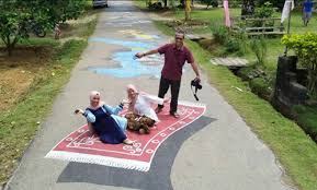 Bikinmural.com adalah salah satu penyedia jasa lukis dinding 3d yang ada di indonesia. Kreativitas Milenial Lukisan 3 Dimensi Di Jalan Aspal Jadi Objek Selfie Warga