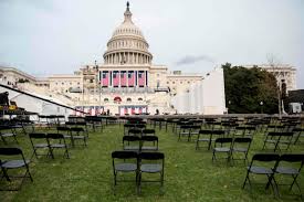 Joe biden giura a capitol hill come 46esimo presidente ovazione e applausi per joe biden e la first lady jill quando sono usciti da capitol hill per raggiungere la piattaforma per la cerimonia di giuramento. Nt6gbrmra Jl8m