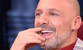 Δεν ειμαι σιγουροσ αν τον αγαπαω. Ki Omws Ayto Einai To Ypsos Toy Nikoy Moytsina Newsbomb