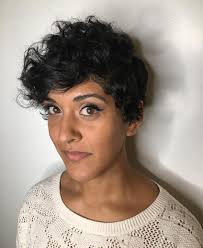 Asymmetrical short bob styles provide a very beautiful look, especially with curly hair and provide a very nice and stylish look. 29 Short Curly Hairstyles To Enhance Your Face Shape