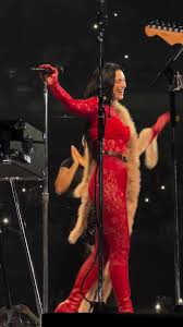 🇪🇸🎤 Dua Lipa se atreve con el español y canta 'Héroe' de Enrique Iglesias en su concierto de Madrid, 👉 En el primero de sus dos conciertos en el Movistar Arena, la artista presentó Radical Optimism, ...
