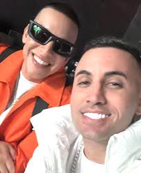 Colaboración Mundial 🌎 CUBA EN LA CASA 🇨🇺: @lenieroficial 🇵🇷:  @daddyyankee 🇨🇴: @beelecito 🇵🇷: @randynotagram 🇵🇷: @jquiles