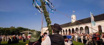 In der tradition der institutionen kirche gilt das in der apostelgeschichte der bibel in kapitel 2 beschriebene pfingstgeschehen als ursprung ihrer festlichkeiten und gleichzeitig als angebliche geburtsstunde ihrer kirche. Die Eigentliche Bedeutung Von Pfingsten Pfingsten Wasservogel Laub
