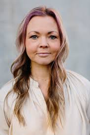 Jenny Warner Osteopat DO, yoga- och meditationslärare, FRCms Jenny tog sin  osteopatexamen 2017 vid Stockholm College of Osteopathic Medicine. Hon har  studerat och praktiserat yoga, meditation och yogisk filosofi i över 20