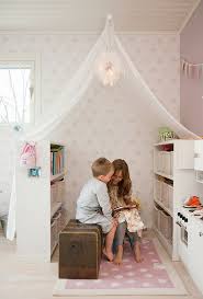 Les Objets Deco En Forme De Maison Envahissent Les Chambres D Enfant Coin Lecture Enfants Chambre Enfant Et Chambre A Jouer Des Enfants