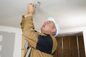 Lampe an der decke montieren sind alle kabel miteinander verbunden, kann nun endlich die neue deckenlampe montiert werden. Lampe Aufhangen So Gelingt Es Schritt Fur Schritt Mein Bau