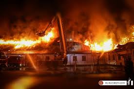 Incendiul se manifestă pe o suprafață de aproximativ 2000 mp, cu posibilități de propagare la depozitele învecinate. Incendiu FabricÄƒ Alba Iulia ClÄƒdirea S A FÄƒcut Scrum Dcnews