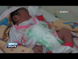 Mengumandangkan adzan di telinga kanan kemudian melafalkan iqamat. Bayi Baru Lahir Ini Dibuang Orangtua Youtube