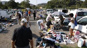 Reportage dans les vide-greniers de Provence, le bonheur à petit prix