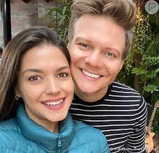 Thais fersoza (tv actress) was born on the 13th of april, 1984. Michel Telo Masterchef Cantor Prepara Feijao E A Mulher Thais Fersoza Elogia Arrasou Video Purepeople