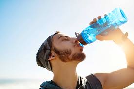 Certains en contiennent peu, comme l'émail des dents (1 % d'eau) ou les os (22 %). Quelle Quantite D Eau Est Normale Dans Le Corps Migros Impuls
