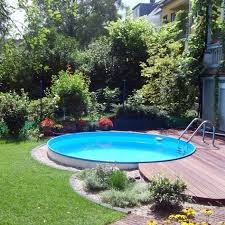 Entspannte Sommertage Am Wasser Mit Dem Eigenen Pool Geht Das Ganz Einfach Kleine Hinterhof Pools Kleiner Pool Design Hintergarten