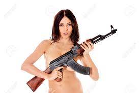 Mujeres rubias con armas y desnudas
