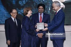 She had an important role in managing the resolution of the financial system in 1998 during the asian financial crisis and the consequent strong recovery of the tan sri dato' sri dr. Tan Sri Dr Zeti Akhtar Aziz Terima Anugerah Diraja Kewangan Islam 2018