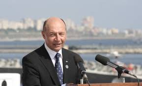 Tatal copilului este cu 10 ani mai tanar decat ea. Presedintele BÄƒsescu Scuipat De Un TanÄƒr La Constanta Video Ziua Veche