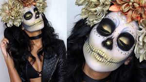 With the teal eyeshadow, brush upper lid and lower portion of the eye in a circular fashion, going about 2 inches of the way down. 7 Gorgeous Dia De Los Muertos Makeup Ideas Easy Day Of The Dead Sugar Skull Tutorials