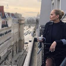 She moved with her family to los angeles for her older brother, cody simpson's career, who is now a famous australian sin. Alli Simpson Looks Stunning As She Poses On A Balcony In Paris Oltnews