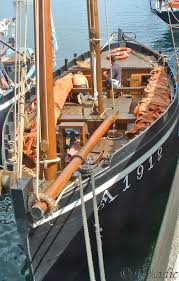 Voiliers A 2 Mats Voiles Auriques Ou Carrees Forban Du Bono Construction De Bateaux Faire De La Voile Bateau En Bois