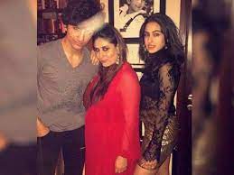 Sara ali khan kiss to kareena kapoor ! Sara Ali Khan S Relationship With Stepmom Kareena Kapoor Khan