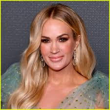 Lana Lilly's Instagram, Twitter & Facebook