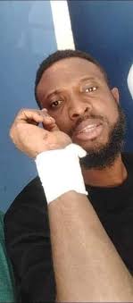 Nan moman la jeff nan gwo problèm. Ta sanble misye pa gen yon kote fiks pou  li dòmi. Fanmi misye pa ba li bò menm, yo te pale misye. Yo te di