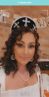 Something a bit different this year. My Christmas tree in the the dining  room with a Tudor/Pre-Raphaelite theme inspired by a tree I saw at Hever  Castle 🏰. I've used rich jewel