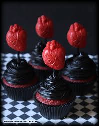 Anti Valentine Anatomical Heart Cupcakes Red Velvet Cake And Black Fudge Frosting Halloween Treats Www Meandan Savoury Cake Heart Cupcakes Fudge Frosting