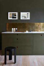 een gouden achterwand in de keuken is een echte eyecatcher a golden back wall in the kitchen is a real eye catche gouden keuken keuken ontwerp donkere keuken