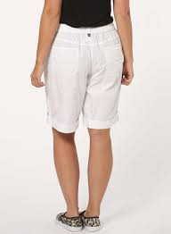 La mode femme grande taille est de la partie pour ces soldes hiver 2021 ! Fini Les Pantacourts On Passe Au Bermuda Grande Taille Femme
