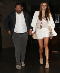 Η ελένη τσολάκη πλέει σε πελάγη ευτυχίας στο πλευρό του παύλου πετρουλάκη και σε λίγο καιρό ετοιμάζεται να ντυθεί νυφούλα. Elenh Tsolakh Paylos Petroylakhs Aytoi 8a Einai Oi Koymparoi Toys Fthis Gr