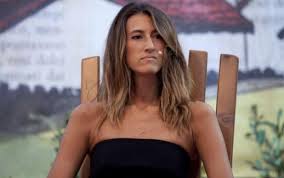 Originaria della provincia di brindisi, in puglia, a 18 anni ha il padre di annalisa chirico era un ex militare, socialista craxiano, e le ha trasferito l'amore per la. Chi E Annalisa Chirico L Organizzatrice Della Cena Da 6 000 Euro
