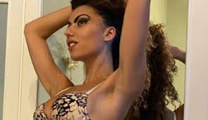 Sara Quattrociocche, da infarto: copre il lato A solo con le mani - FOTO