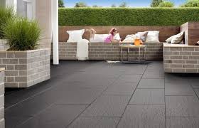 3 Gunstige Arten Von Terassenboden Und 20 Kreative Beispiele Balkon Naturstein Gartengestaltung Ideen Obi Steinplatten Fl Terrace Floor Flooring Terrace