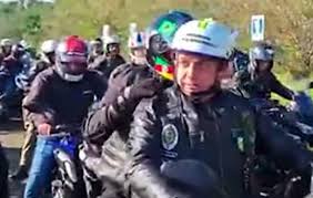 Após uma semana marcada por conflitos com membros da cpi da covid e ataques às eleições e ao supremo tribunal federal (stf), o presidente jair bolsonaro participa na manhã deste sábado, 10, de uma motociata com apoiadores em porto alegre. Gxsnhauwiue5hm