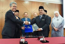 தேர்வு ஆணையம்) merupakan sebuah badan yang bertanggungjawab mengendalikan ujian awam kebangsaan di malaysia. Kpm A Twitteren Majlis Menandatangani Nota Kerjasama Penganugerahan Sijil Tahfiz Kpm Antara Kpm Dan Jakim Yang Disempurnakan Oleh Ybrs Tuan Haji Adzman Bin Talib Pengarah Lembaga Peperiksaan Malaysia Dan Ybhg Dato Haji