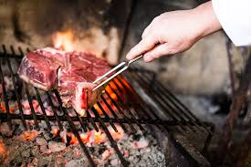 I veri estimatori di questa bistecca lo sanno, va gustata al sangue, ma anche una cottura media è tollerata. Come Cucinare La Vera Bistecca Alla Fiorentina Sulla Brace