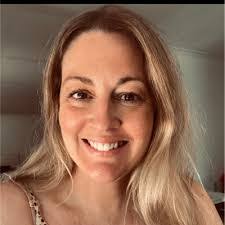 Lindsay Stott's Instagram, Twitter & Facebook