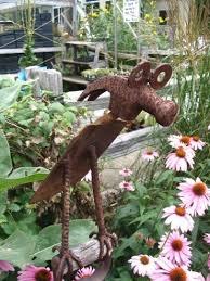 Turn Old Tools Into Garden Art 20 Ideas Arte De Jardin De Metal Jardin Reciclado Y Esculturas De Jardin