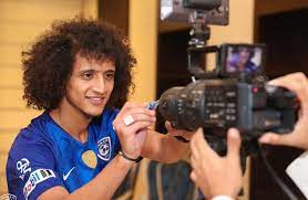 الجدير ذكره، أن عموري انتقل إلى الهلال قادماً من العين الإماراتي في صفقة ضخمة قيمتها 48 مليون ريال لمدة موسم واحد، الصيف الماضي، لكن لم يحالفه الحظ مع الزعيم السعودي بسبب إصابته في الرباط الصليبي خلال مواجهة الفريق أمام الشباب ضمن مباريات الجولة. Ù…ØºØ§Ø¯Ø±Ø§ Ø§Ù„Ù‡Ù„Ø§Ù„ Ø§Ù„Ù†Ø¬Ù… Ø¹Ù…ÙˆØ±ÙŠ ÙŠÙ†ØªÙ‚Ù„ Ø¥Ù„Ù‰ Ø§Ù„Ø¬Ø²ÙŠØ±Ø© ØµÙˆØ±