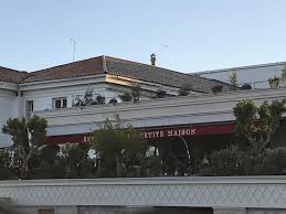La Petite Maison De Nicole Rubi Prend Ses Quartiers Au Palm Beach De Cannes Nice Matin En 2020 Petite Maison Palm Beach Maison